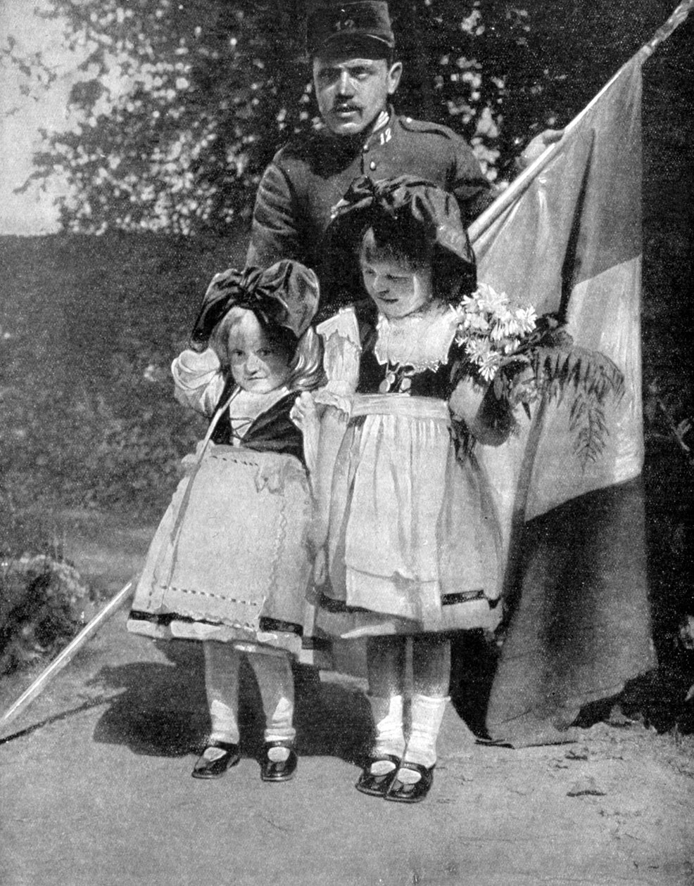 Nuoret elsassilaiset lapset perinteisessä asussa ranskalaisen sotilaan kanssa, ensimmäinen maailmansota, 1915 tekijältä Unbekannt