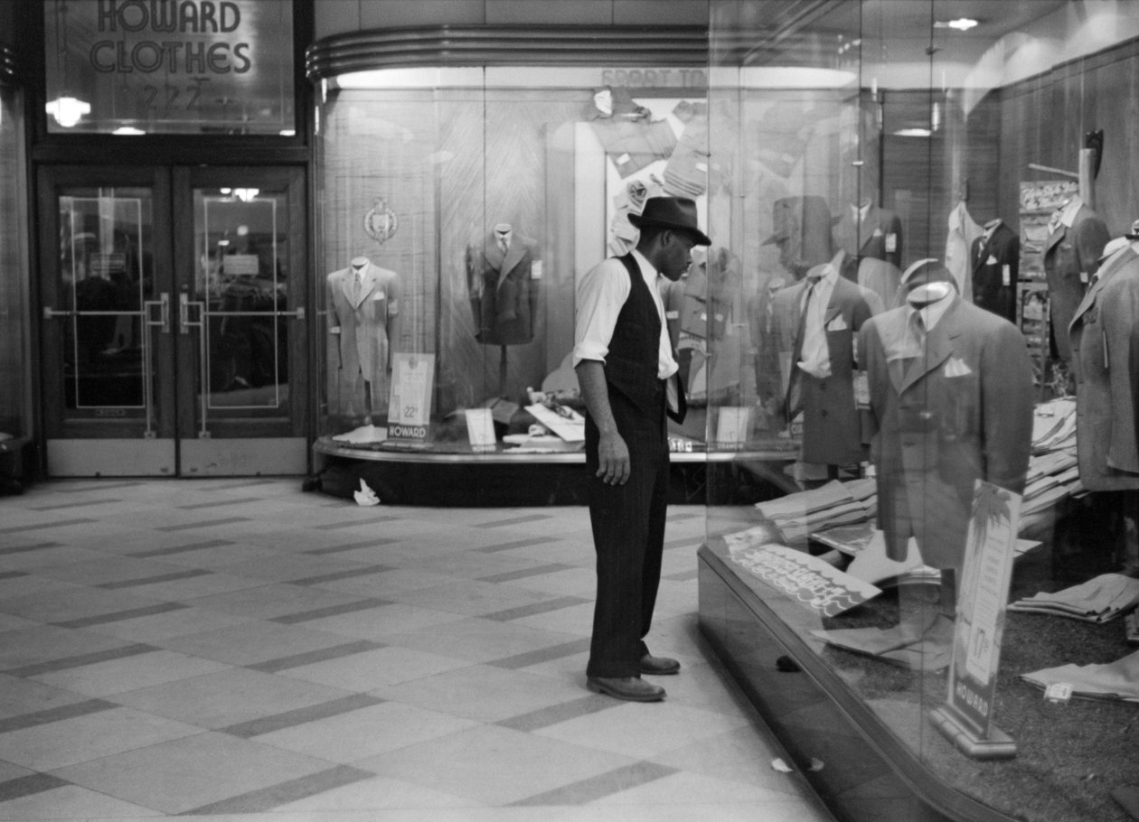 Young Man Window Shopping, Yhdysvallat, n. 1941 (b/w kuva) tekijältä Unbekannt