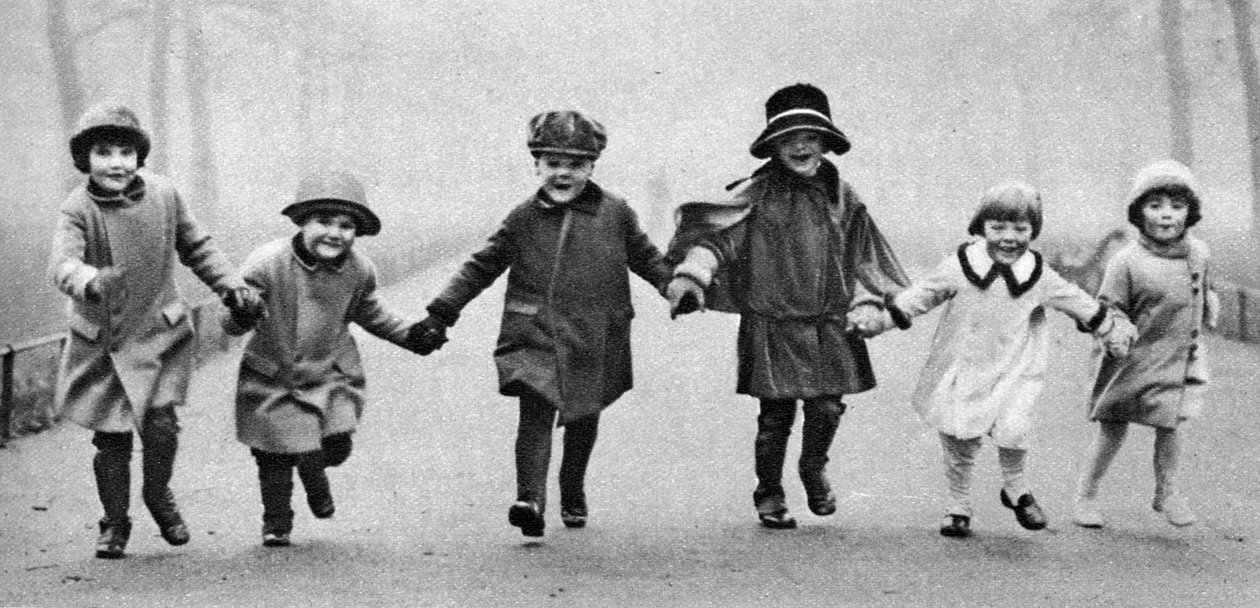 Pienet lapset Hyde Parkissa Lontoossa, 1926-1927 tekijältä Unbekannt