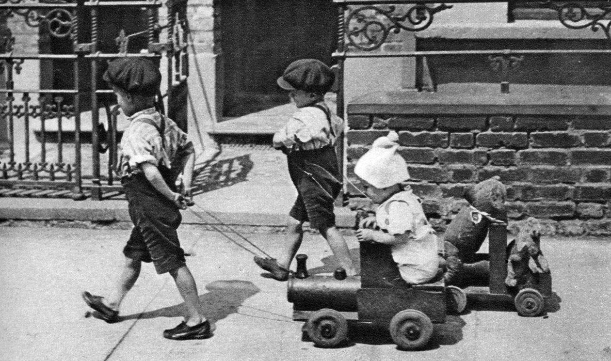 Pienet lapset leikkimässä kadulla, Lontoo, 1926-1927 tekijältä Unbekannt