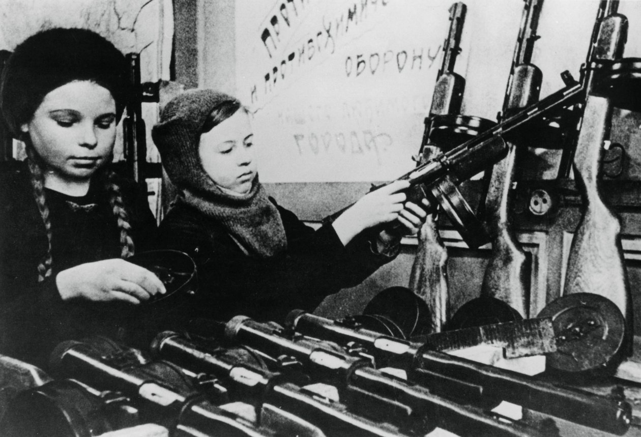 Nuoret tytöt kokoamassa konekivääriä venäläisessä tehtaassa, 1943 tekijältä Unbekannt