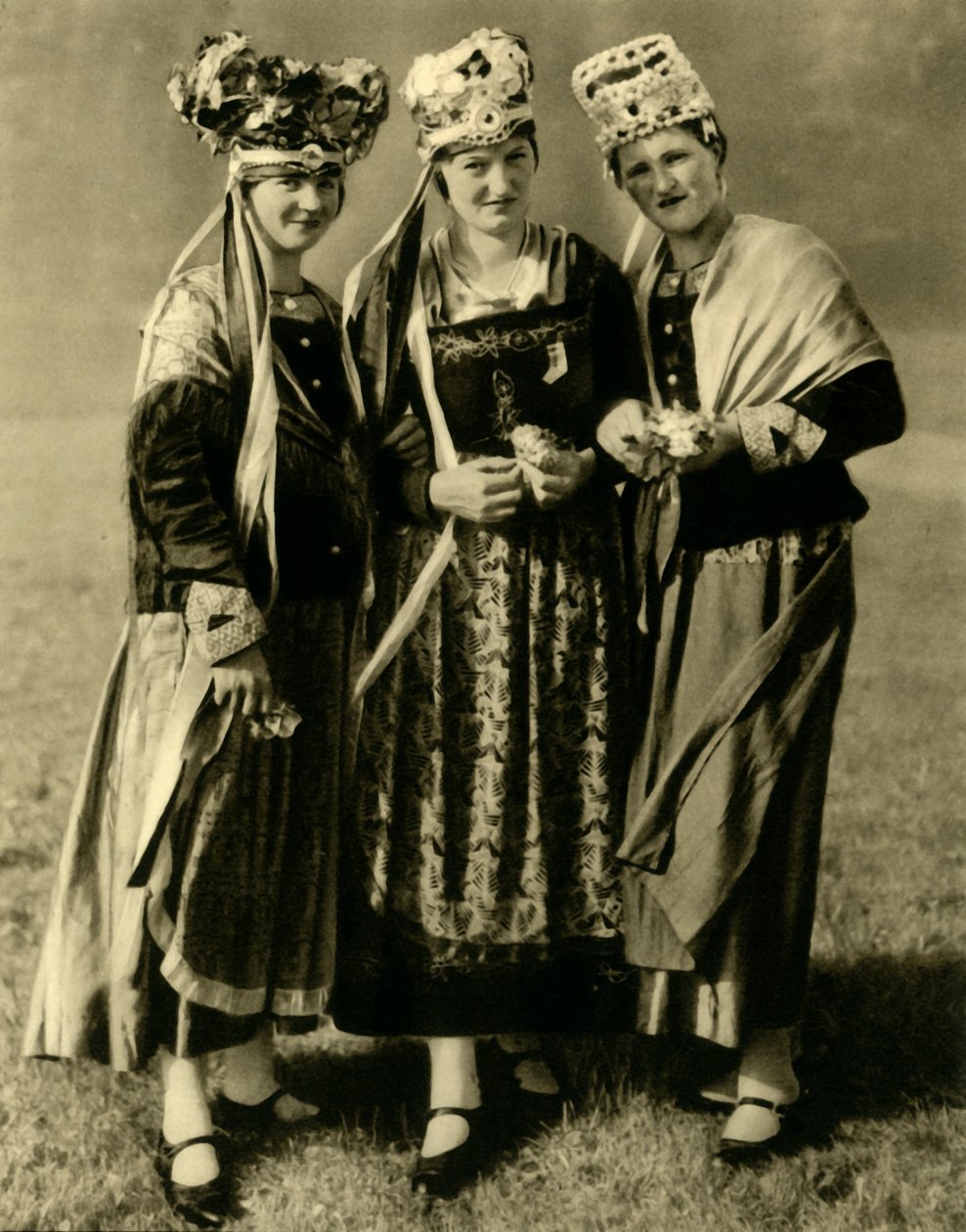 Nuoret naiset perinteisissä pukuissa, Steiermark, Itävalta, 1935. tekijältä Unbekannt