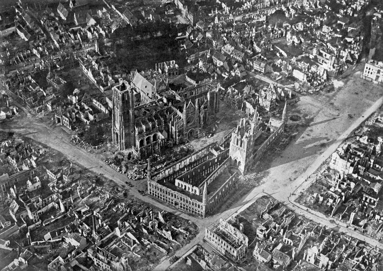 Ypres Saksan pommituksen jälkeen, ensimmäinen maailmansota, 1914-1918, c1920 tekijältä Unbekannt
