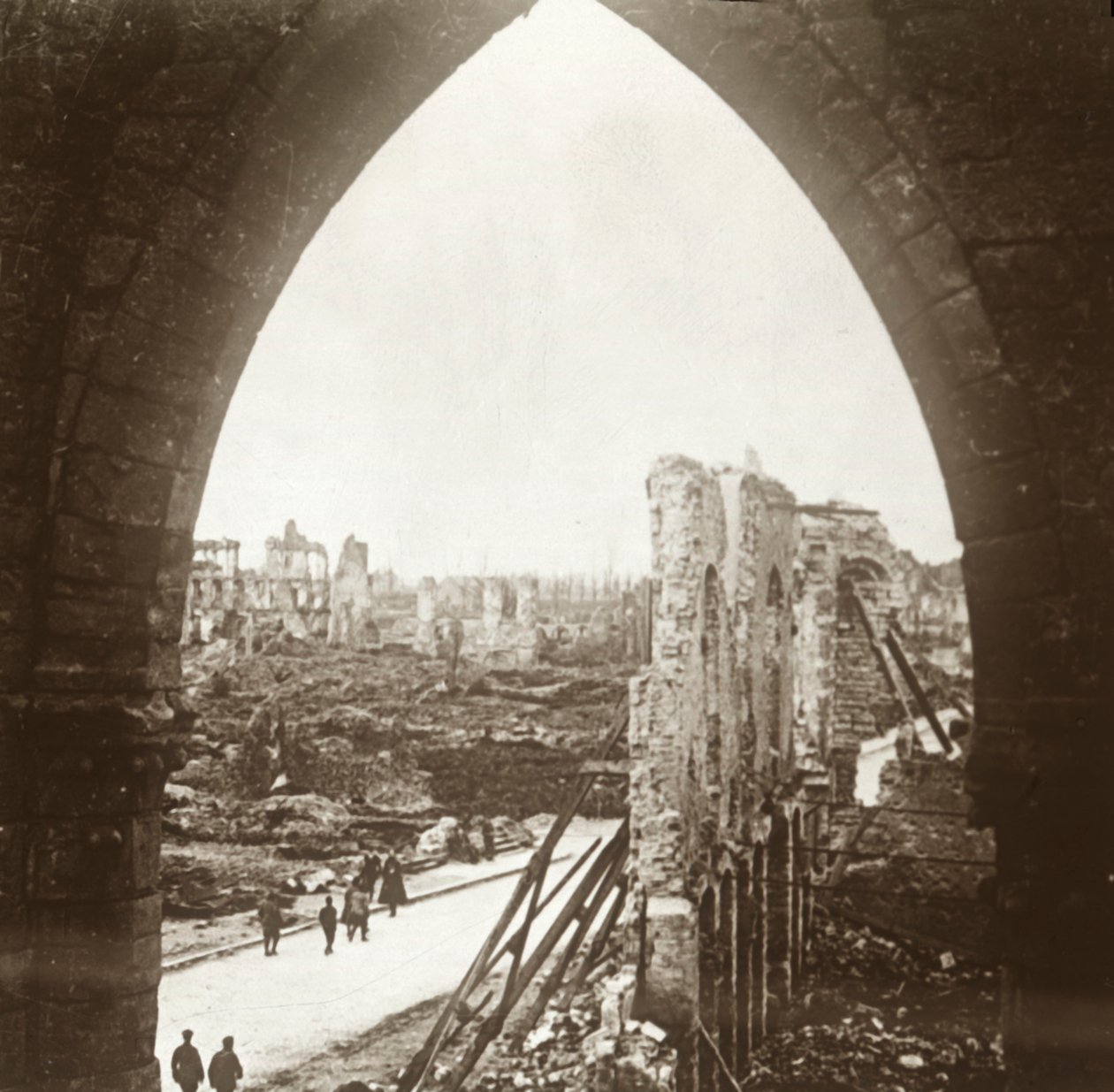 Ypres raunioina, Flanderi, Belgia, c1914-c1918 tekijältä Unbekannt