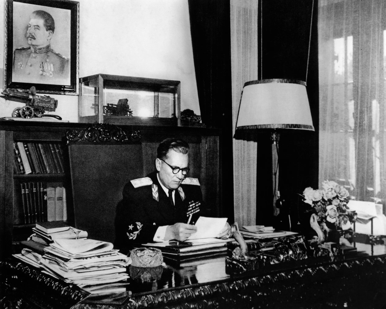 Jugoslavian johtaja marsalkka Josip Broz Tito toimistossaan Belgradissa, Jugoslaviassa, c1946-c1947. tekijältä Unbekannt