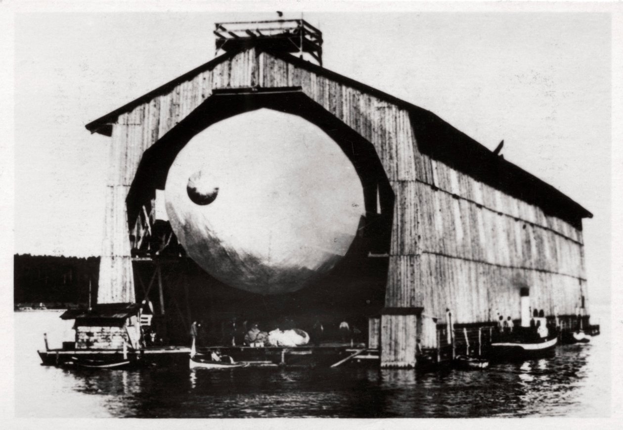 Zeppelin LZ1 kelluvassa ripustimessa Manzellissa, Friedrichshafenissa, Saksassa, 1900, 1933 tekijältä Unbekannt