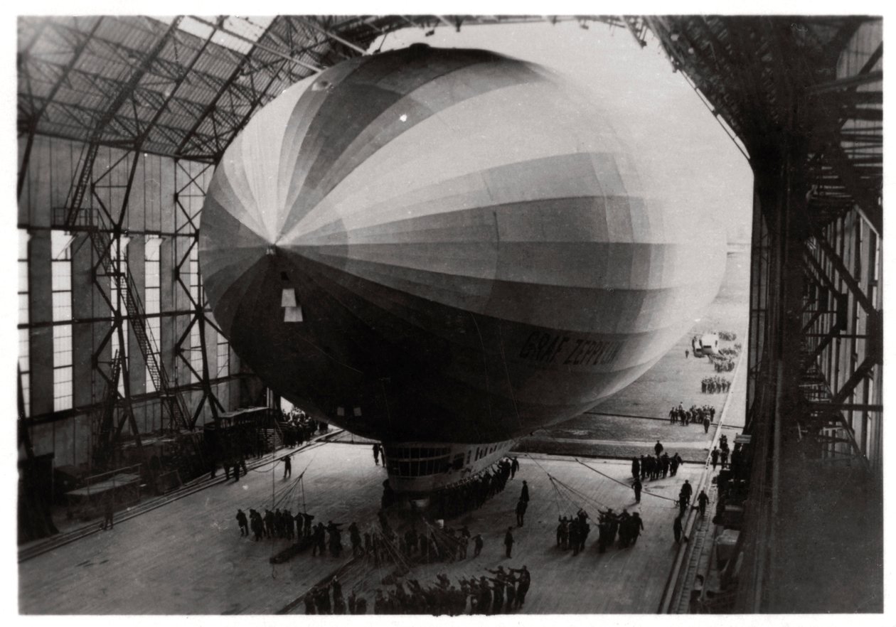 Zeppelin LZ 127 Graf Zeppelin saapumassa halliinsa, 1933 tekijältä Unbekannt