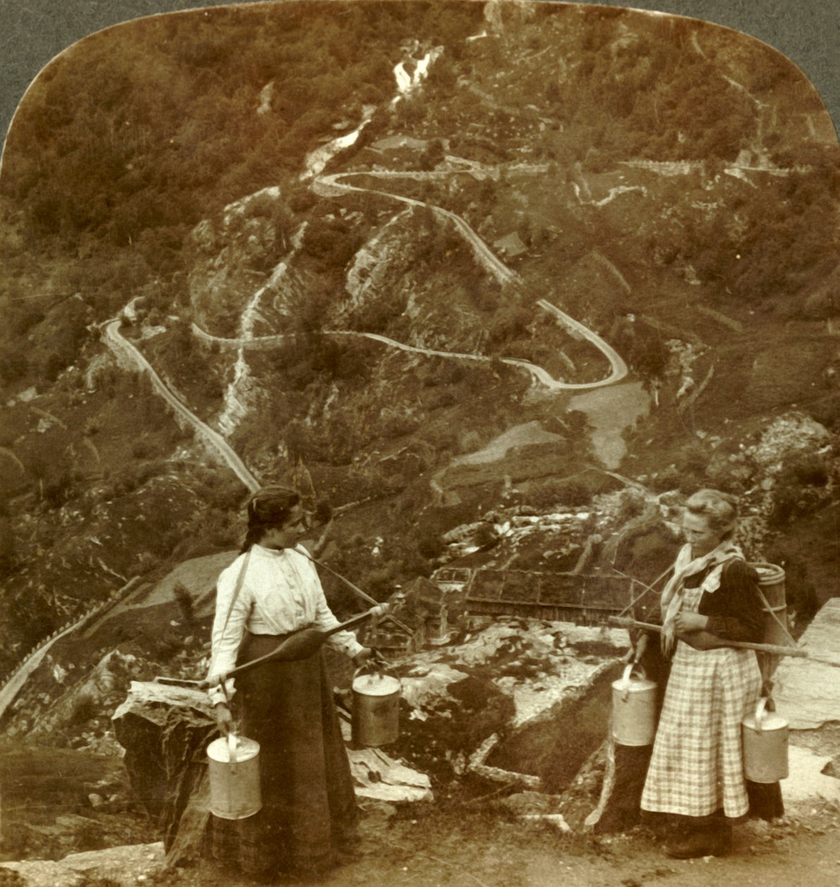 Kuuluisan Grjotlid-tien siksakit - vuoristomaito-maidot matkan varrella lähellä Marokia, Norjaa, 1905. tekijältä Unbekannt
