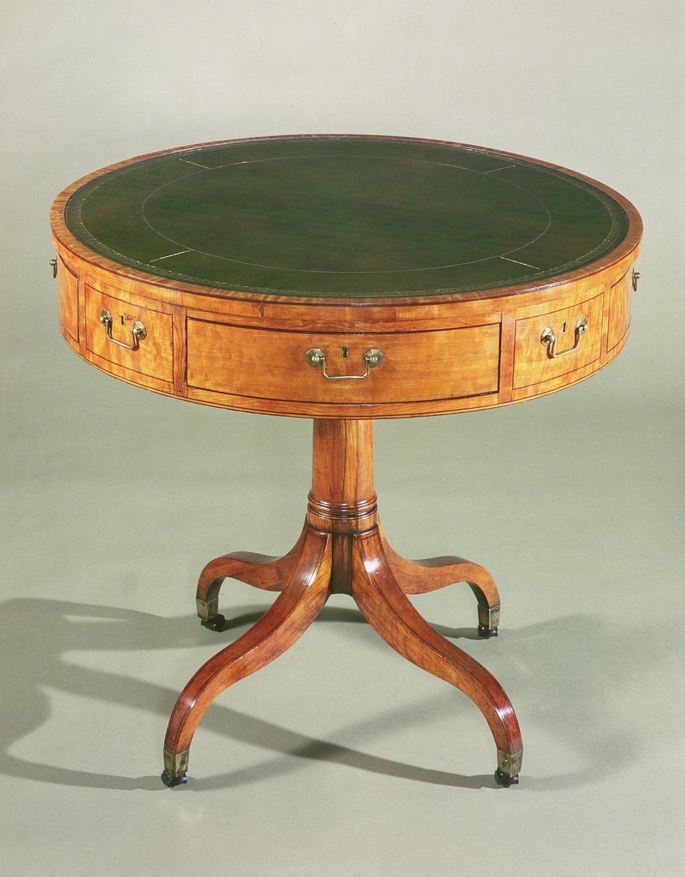 Pieni Sheraton-satiinipuinen rumpupöytä. englanti, n. 1790 tekijältä Unbekannt Unbekannt