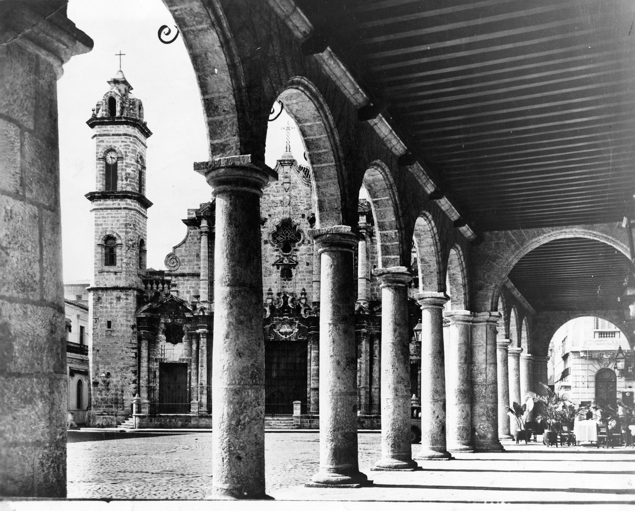 Näkymää Havannan Old Cathedral Plazalle kehystävät viereisen rakennuksen upeat kaaret, vuodelta 1954 tekijältä Unbekannt Unbekannt