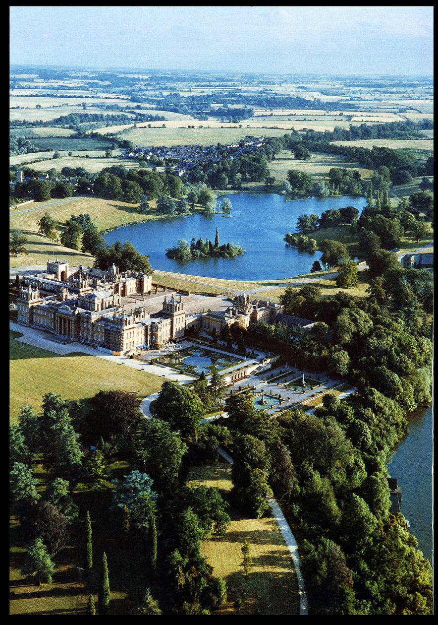 Ilmakuva Blenheimin palatsista, Oxfordshire tekijältä Unbekannt Unbekannt