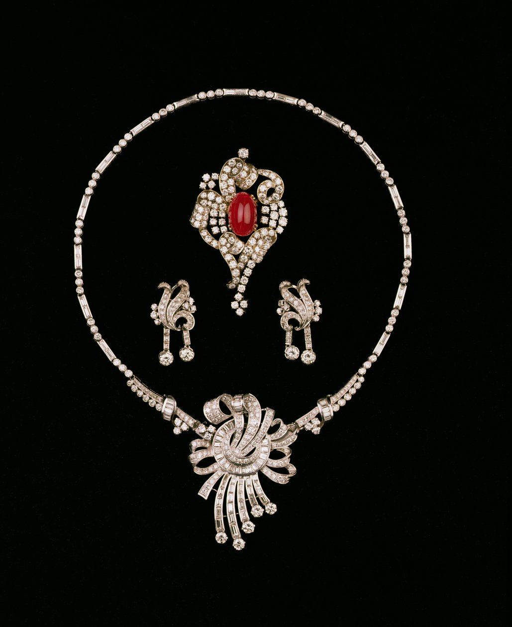 Art Deco timanttikorut: patonki timanttiriipus, cabochon rubiini ja timanttirulla rintakoru, timanttiriipus korvakorut tekijältä Unbekannt Unbekannt