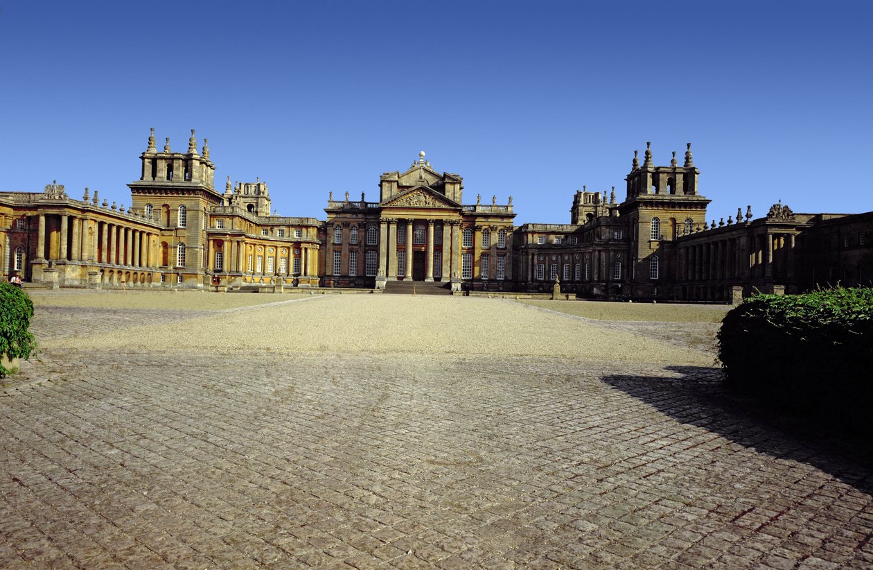 Blenheimin palatsi, ulkokuva, rakensivat John Vanbrugh, (1664-1726) ja Nicholas Hawksmoor, (1661-1736) vuosina 1705-1722, Oxfordshire, Iso-Britannia tekijältä Unbekannt Unbekannt
