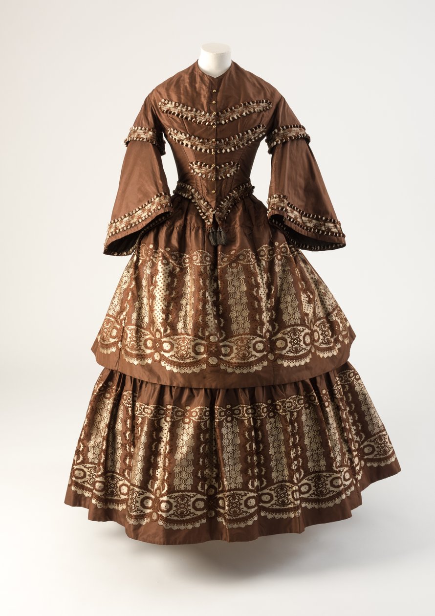 Ruskea ja kermanvärinen silkkimekko, jossa röyhelöt à disposition, 1850-luku (silkki) tekijältä Unbekannt Unbekannt