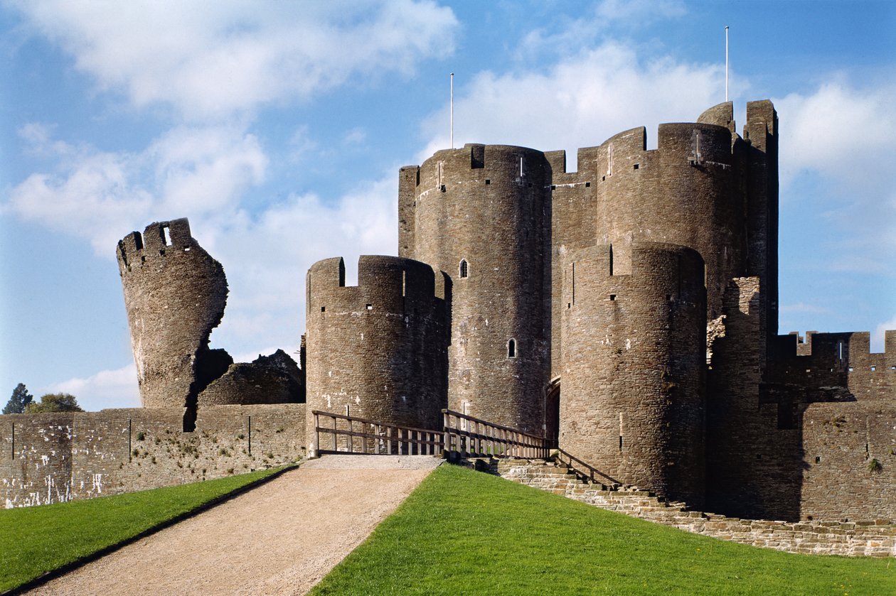 Caerphilly Castle, ulkokuva silta ja kalteva torni, englantilainen koulu, (1200-luku), valmistunut 1277, Glamorgan, Wales tekijältä Unbekannt Unbekannt