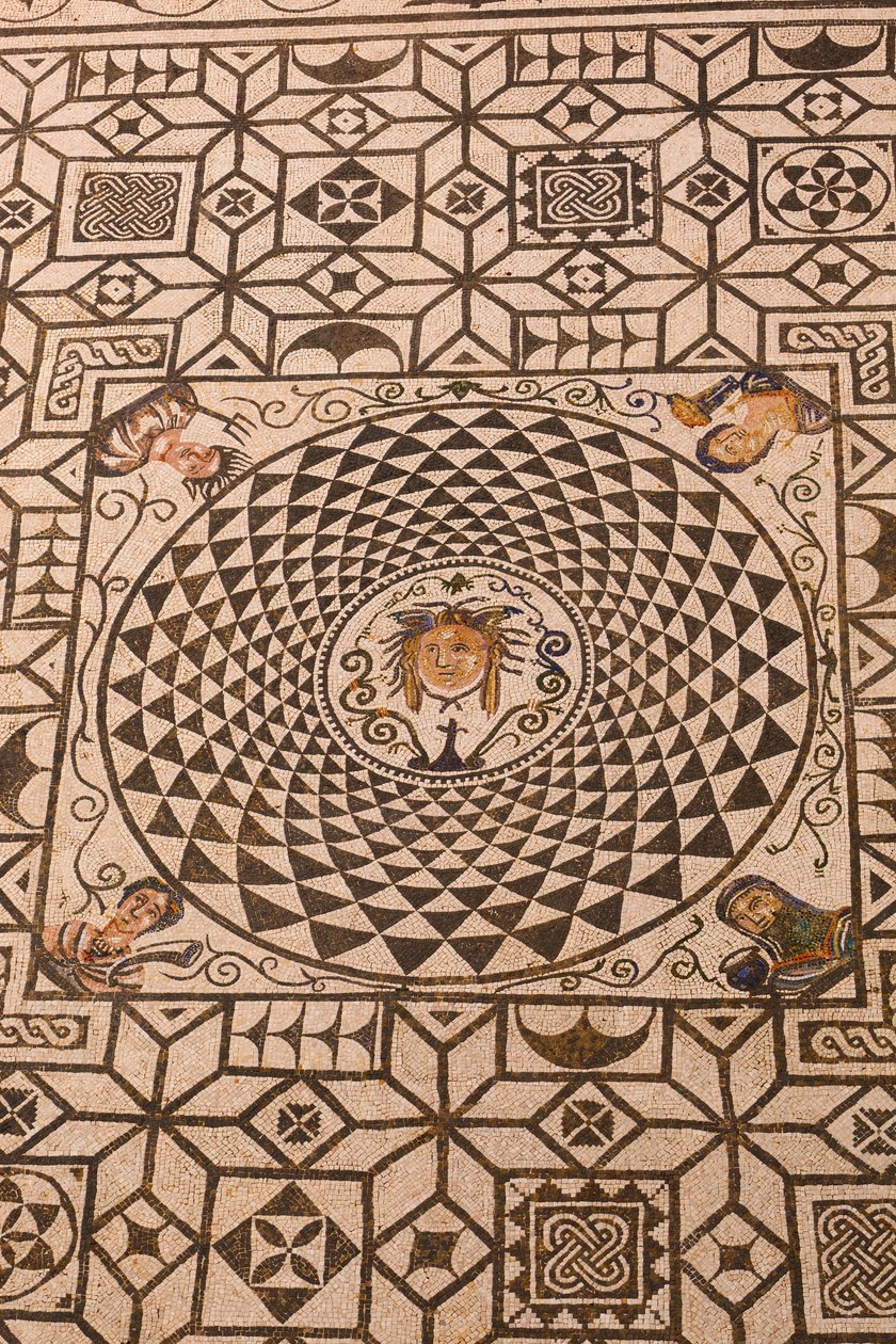 Carmona, Sevillan maakunta, Espanja. Roomalainen Medusan mosaiikki kaupungintalossa. tekijältä Unbekannt Unbekannt