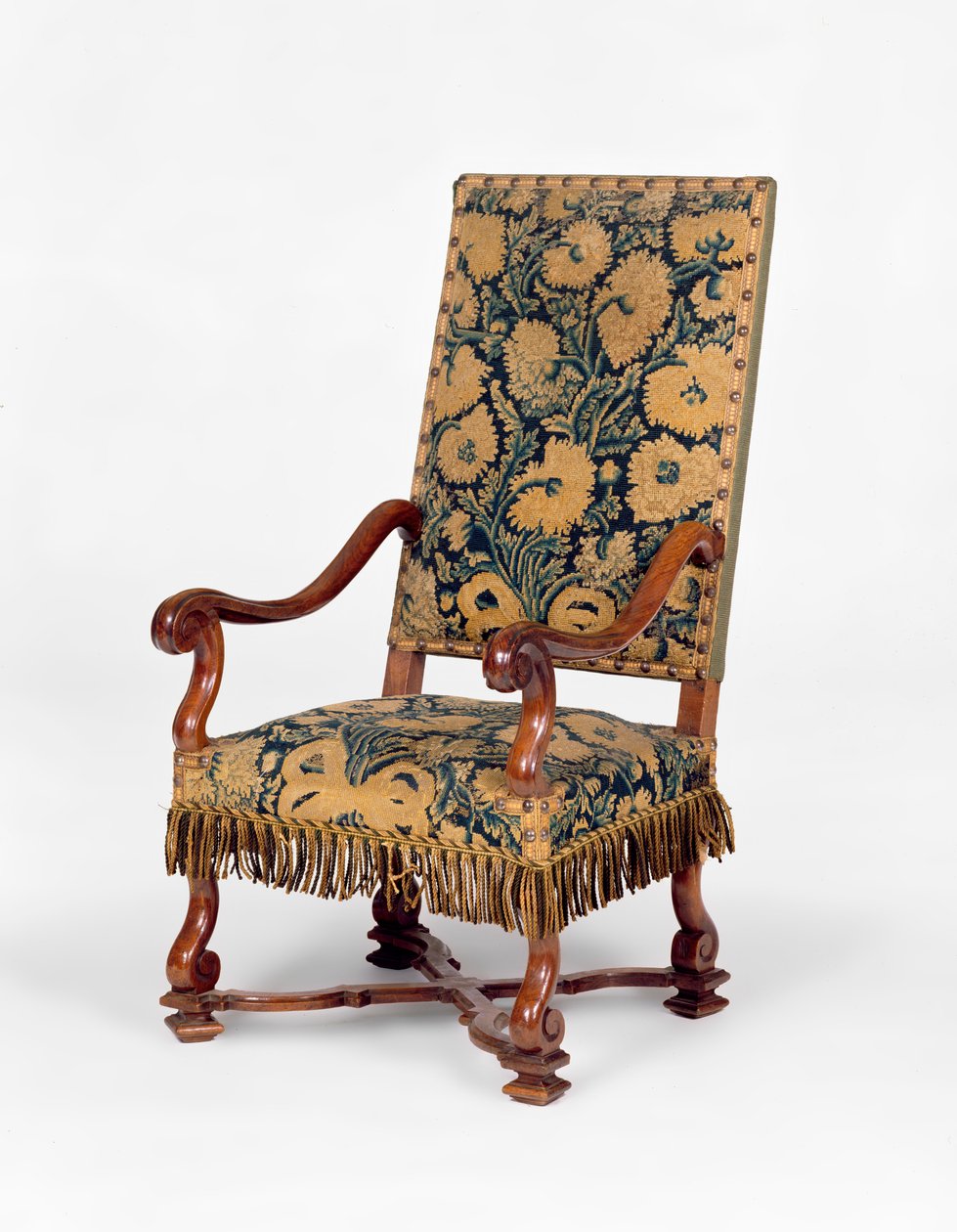 George II käsityönä päällystetty sohva, n. 1745. Käärmeellinen selkä, kaarevat käsivarret peitetty käsityönä veistetyillä cabriole-jaloilla. tekijältä Unbekannt Unbekannt