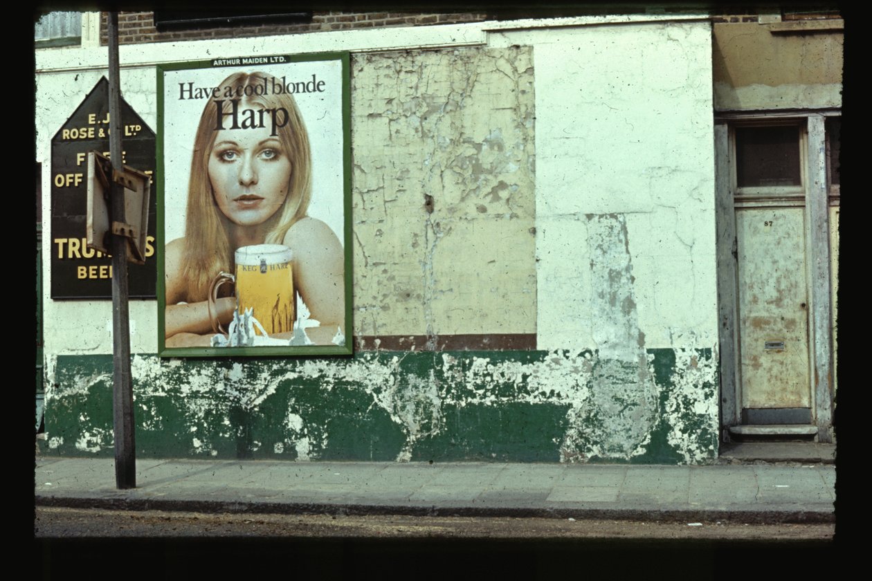 Have a Cool Blonde Harp, Kilburn, 1966 (kuva) tekijältä Unbekannt Unbekannt