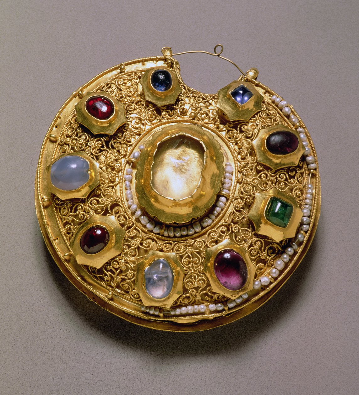 Kolt-medaljonki, kultasetti helmillä ja jalokivillä, cloisonne, emali, filigraani ja granulaatiokoristeet, Ryazan, 1100-luku tekijältä Unbekannt Unbekannt