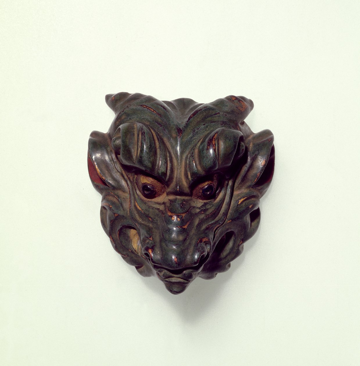 Maalattu puksipuinen netsuke, veistetty malliksi Gagaku-naamiosta, 1800-luku tekijältä Unbekannt Unbekannt