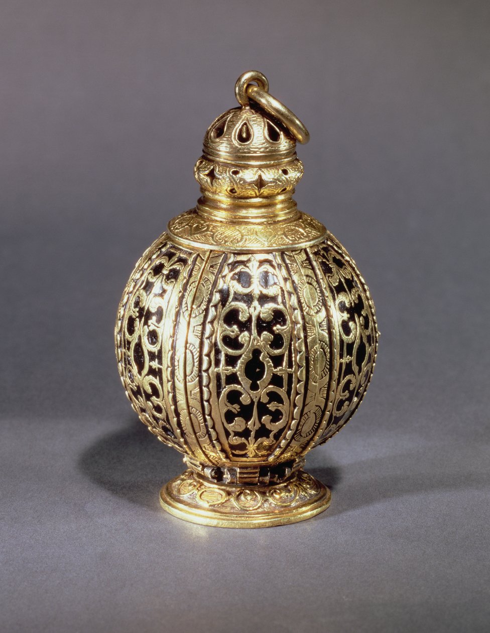Pomander, koristeltu mustaa emalia ympäröivillä kierteillä, hopeakullattu, luultavasti englantia, n. 1580 tekijältä Unbekannt Unbekannt