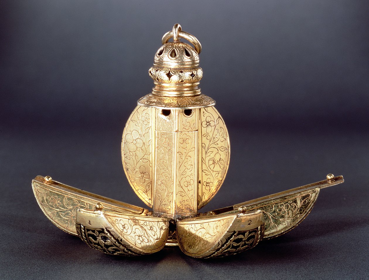 Pomander, jossa on neljä avointa lokeroa hajuvesien tai muiden aromaattisten aineiden säilyttämiseen, hopeakullattu, luultavasti englantilainen n. 1580 tekijältä Unbekannt Unbekannt