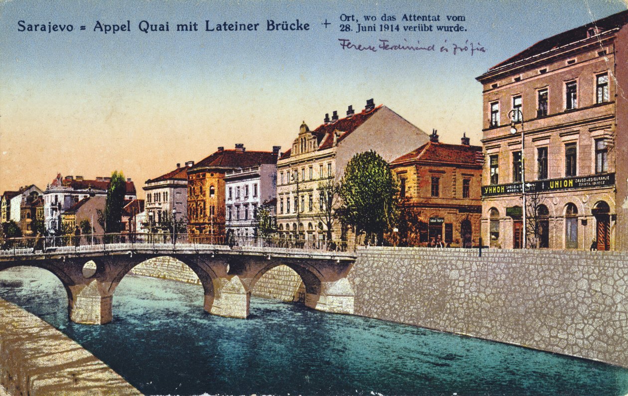Postikortti, joka kuvaa Sarajevon, Appel Quayn ja Lateinerin sillan, arkkiherttua Franz-Ferdinandin ja hänen vaimonsa Sophien salamurhan 28. kesäkuuta 1914, n. 1920 tekijältä Unbekannt Unbekannt