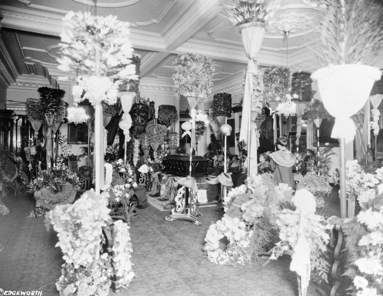 Kuningatar Liliuokalanin arkku valtaistuinsalissa Iolanin palatsissa, Honolulussa, 1917 tekijältä Unbekannt Unbekannt