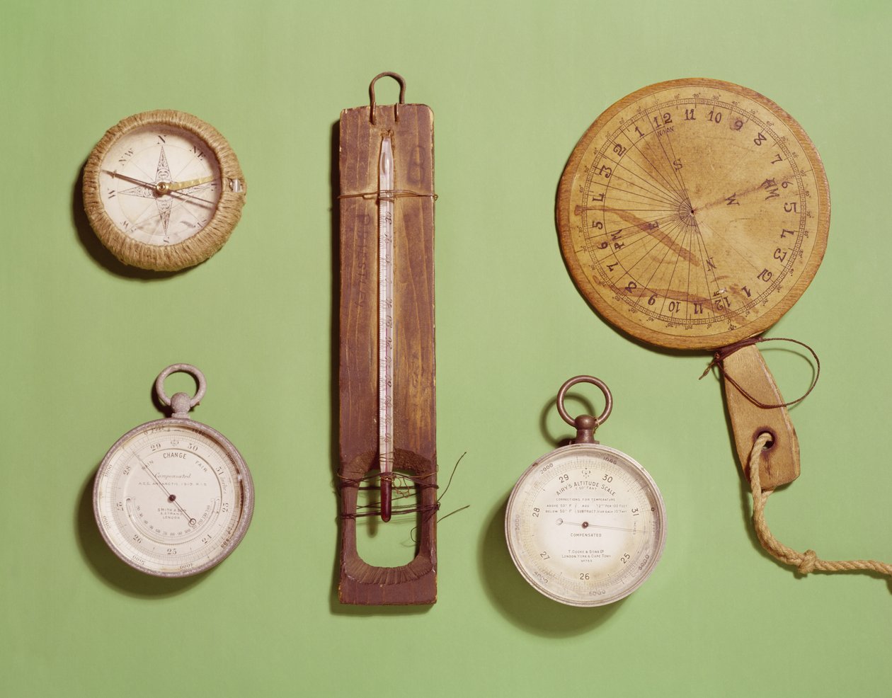 Scottsin kompassi, lämpömittari, aurinkokello, barometri ja korkeusasteikko, joita käytettiin Etelämanner-retkillä, 1910-12 tekijältä Unbekannt Unbekannt