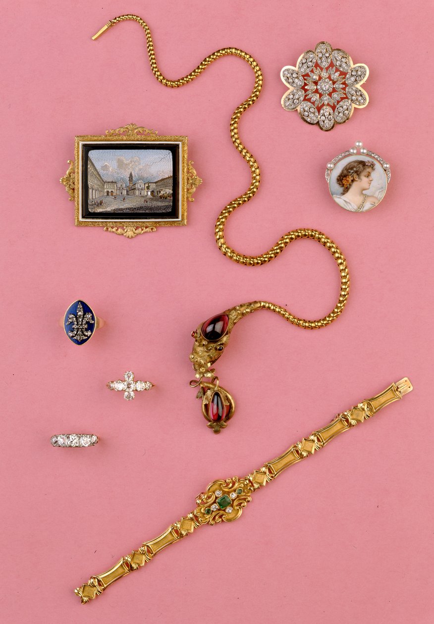 Valikoima 1900-luvun koruja: cabochon-granaattikäärmekaulakoru; miniatyyri mosaiikki rintakoru; smaragdi- ja timanttiklusterirannekoru tekijältä Unbekannt Unbekannt