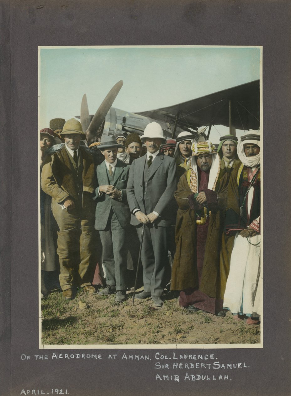 T.E. Lawrence, Sir Herbert Samuel ja Amir Abdullah Ammanin lentopaikalla, Jordaniassa, 1921 (käsinvärinen painatus) tekijältä Unbekannt Unbekannt