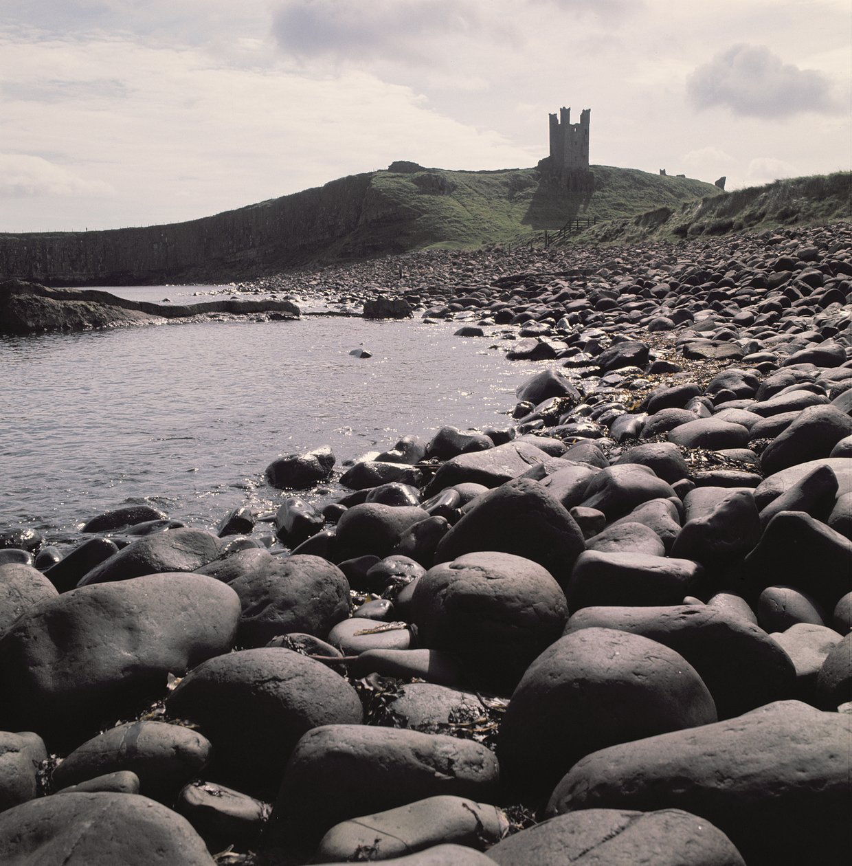 Näkymä Dunstanburghin linnalle, Northumberlandissa tekijältä Unbekannt Unbekannt