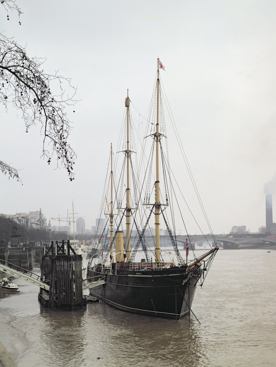 Näkymä Thames-joelle RRS Discoveryn kanssa, jonka Scott purjehti Etelämantereelle vuosina 1901-04 tekijältä Unbekannt Unbekannt
