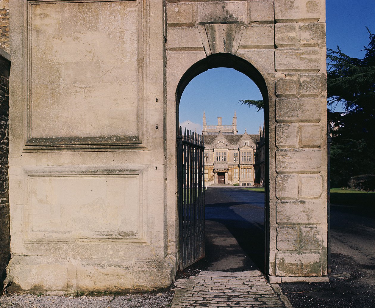 Näkymä etelärintamalle portin kautta, Corsham Court, Wiltshire tekijältä Unbekannt Unbekannt
