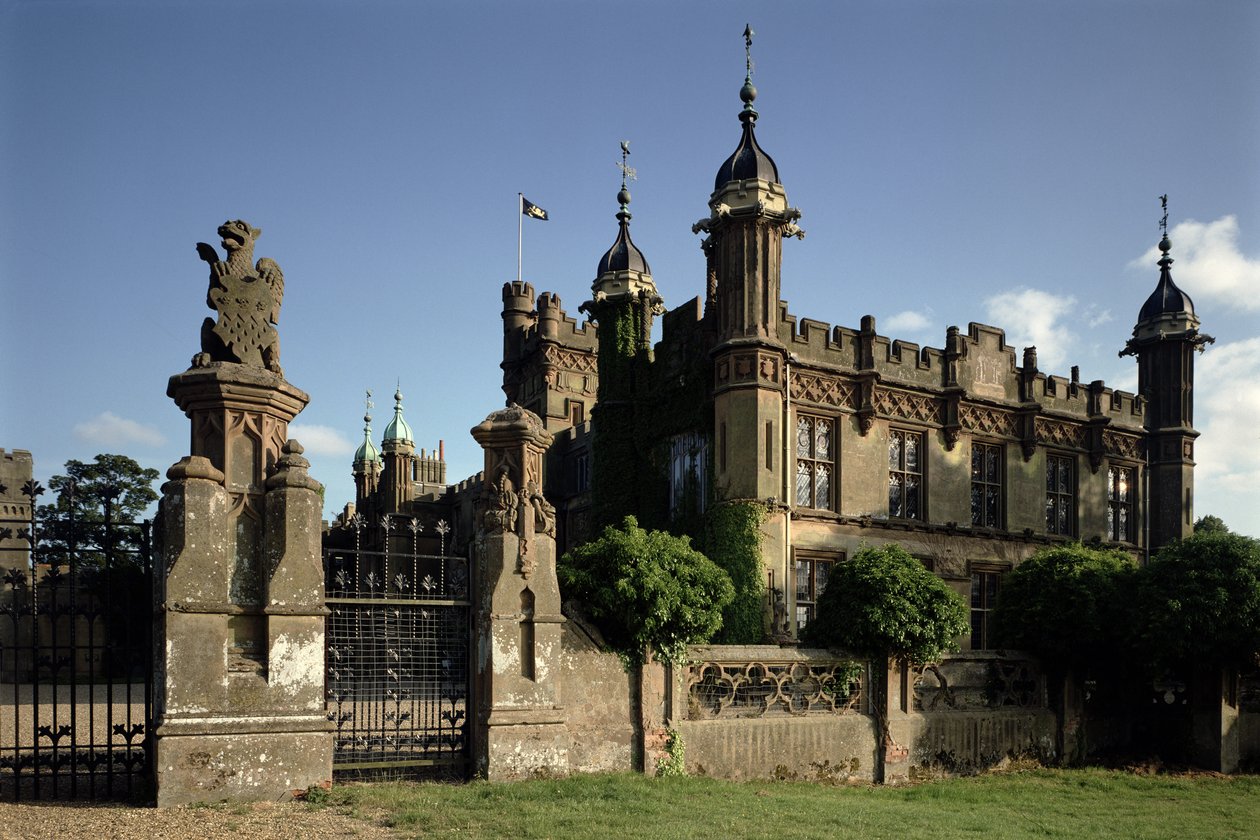 Näkymä talon sisäänkäynnille luoteesta, Knebworth House, Hertfordshire tekijältä Unbekannt Unbekannt