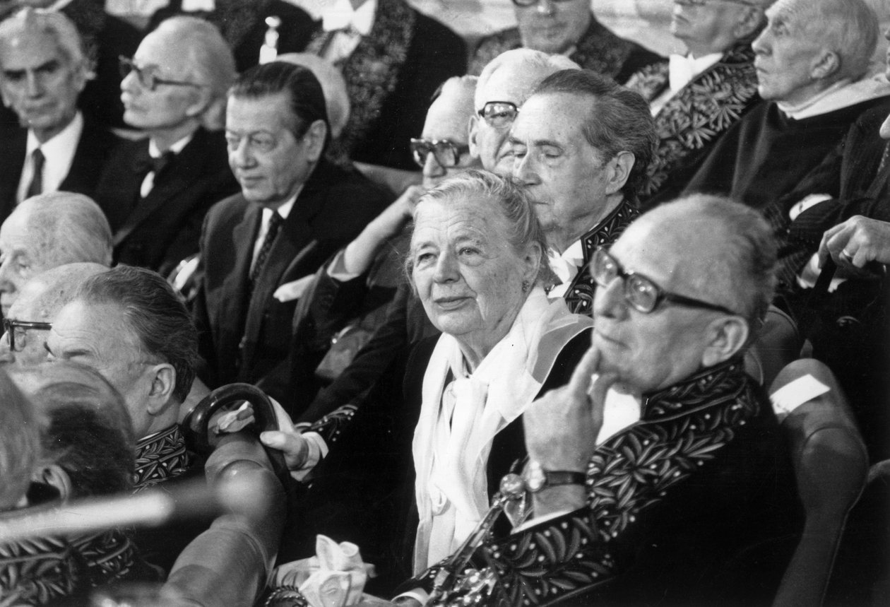Marguerite Yourcenarin sisäänpääsy Academie Francaiseen Pariisissa 22. tammikuuta 1981: täällä Maurice Schumannin kanssa tekijältä Unbekannt Unbekannt