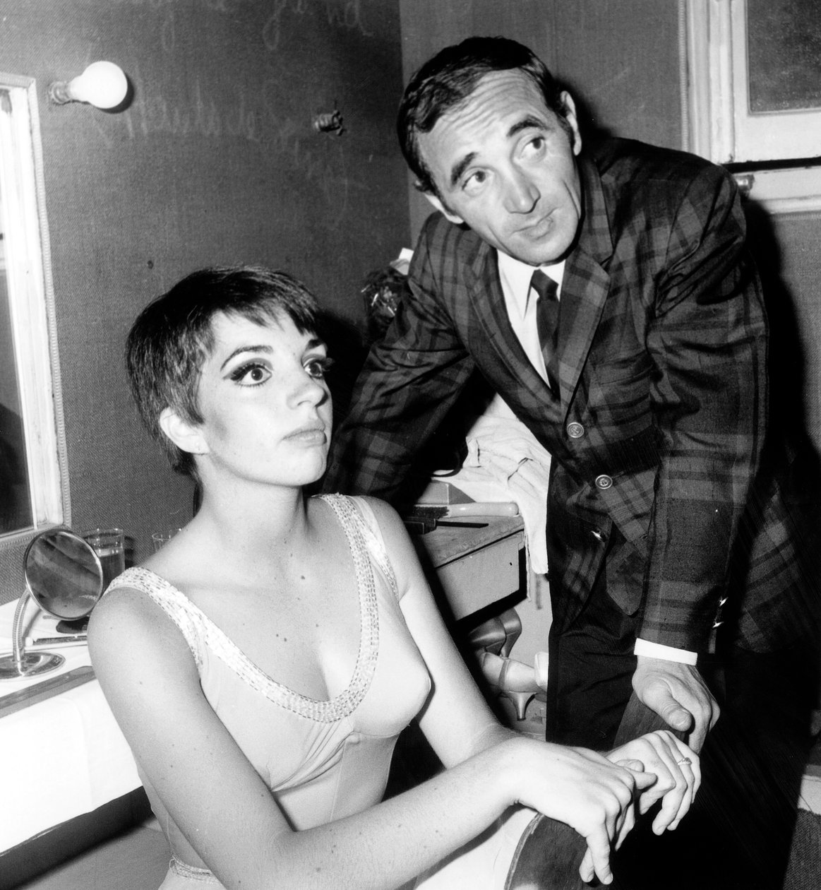 Ranskalainen laulaja Charles Aznavour onnittelee Liza Minnelliä Olympian kulissien takana 16. toukokuuta 1966 tekijältä Unbekannt Unbekannt