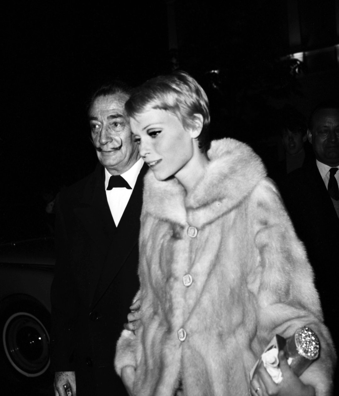 Salvador Dali ja Mia Farrow elokuvan "The Night of the Generals" ensi-illassa Pariisissa 19. huhtikuuta 1967 tekijältä Unbekannt Unbekannt