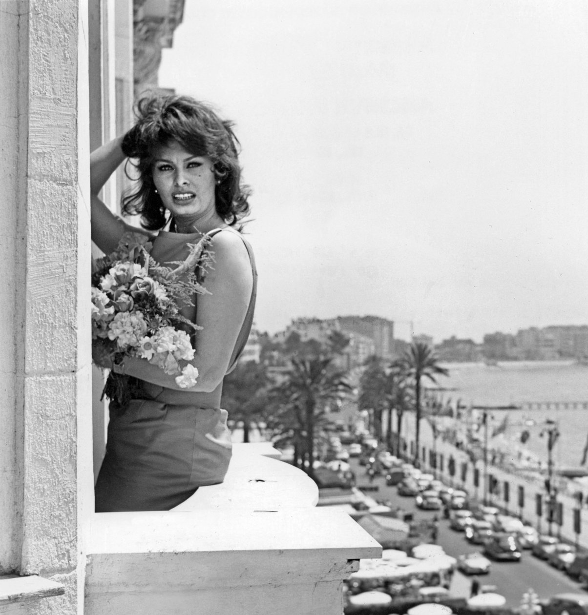 Sophia Loren Cannesin festivaalin aikana 13. toukokuuta 1959 The Balcony of Carlton -hotellissa tekijältä Unbekannt Unbekannt