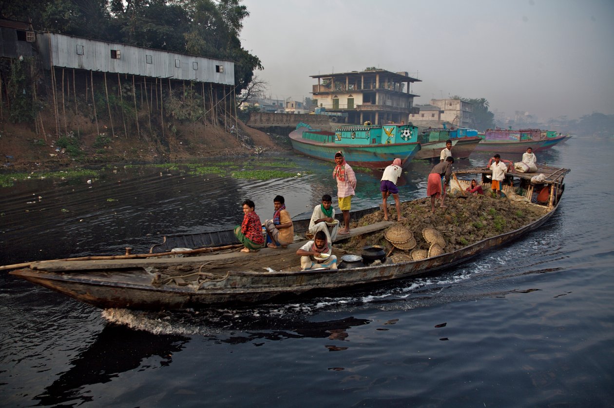 Maaperää kuljettava vene, jota käytetään matalan maan täyttämiseen Shitalakhya-joen läpi, lähellä Tongi-siltaa Dhakan kaupungin laitamilla. Bangladesh. 19. helmikuuta 2007. tekijältä Unbekannt Unbekannt