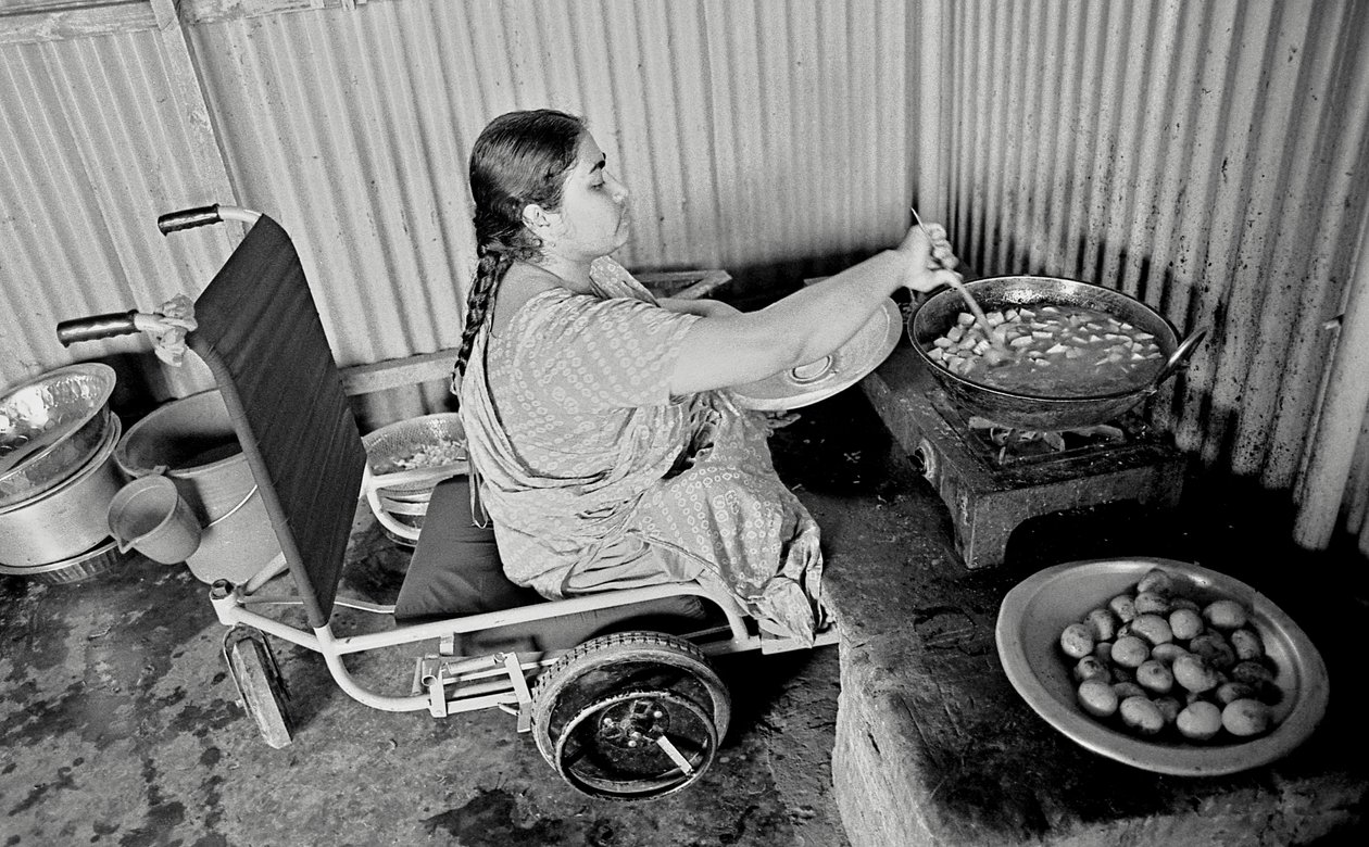 Kehitysvammainen nainen valmistaa ruokaa kollegoilleen The Center for the Rehabilitation of the Paralysed, CRP:ssä Savarissa, Dhakassa, Bangladeshissa. 2005. tekijältä Unbekannt Unbekannt