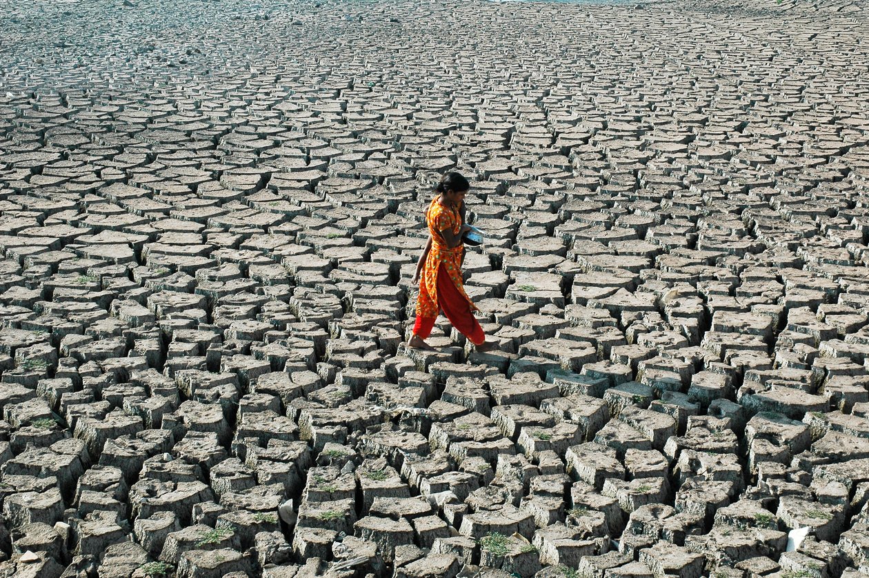 Nuori tyttö ja hänen sisarensa köyhyystason alapuolelta, Burigangan kuivuneessa joen uomassa Hazaribaghissa, Dhakassa, Bangladeshissa. 4. maaliskuuta 2005. tekijältä Unbekannt Unbekannt