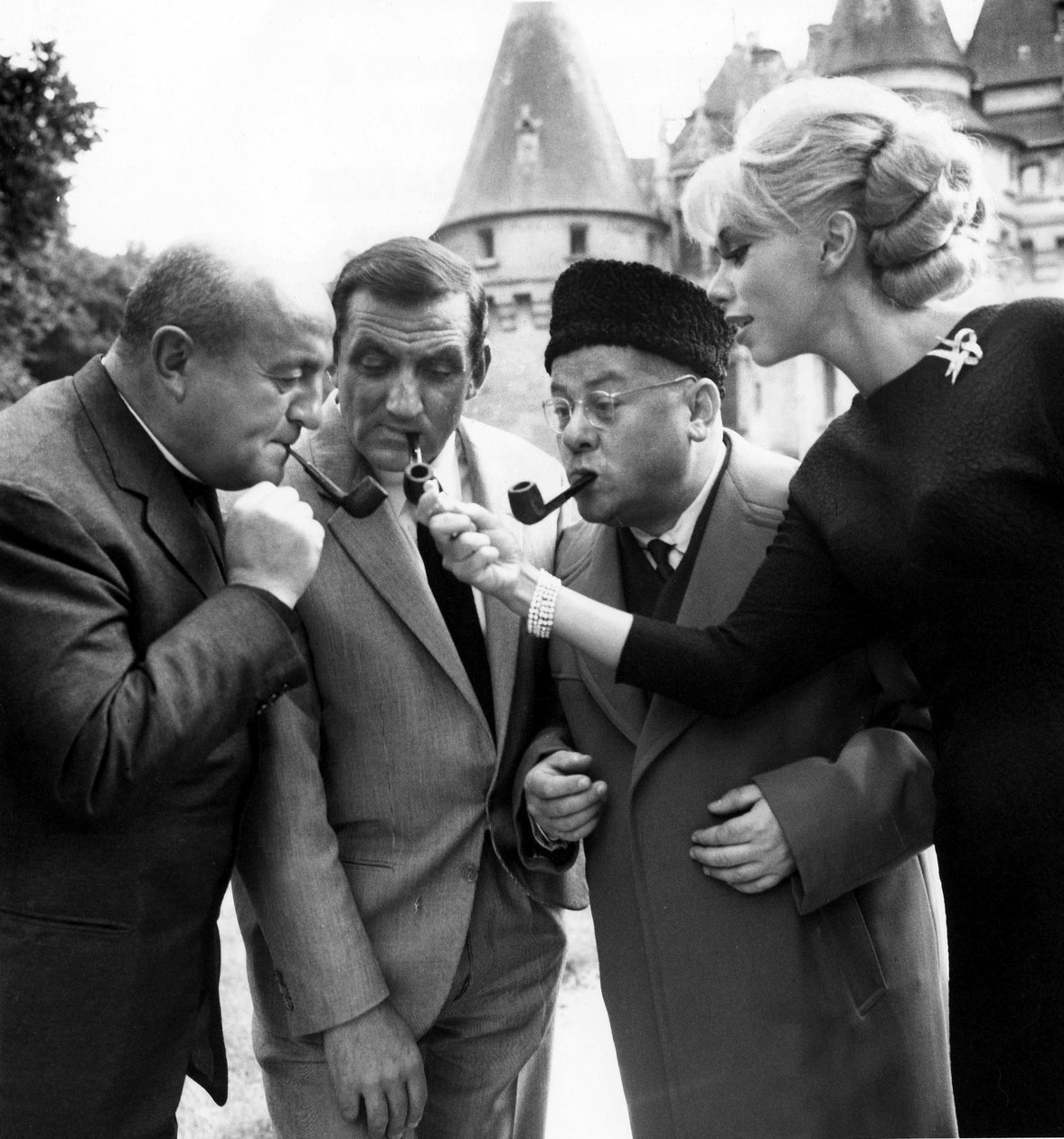 Bernard Blier, Lino Ventura, Francis Blanche ja Mireille Darc elokuvassa Les Barbouzes vuonna 1964 tekijältä Unbekannt Unbekannt