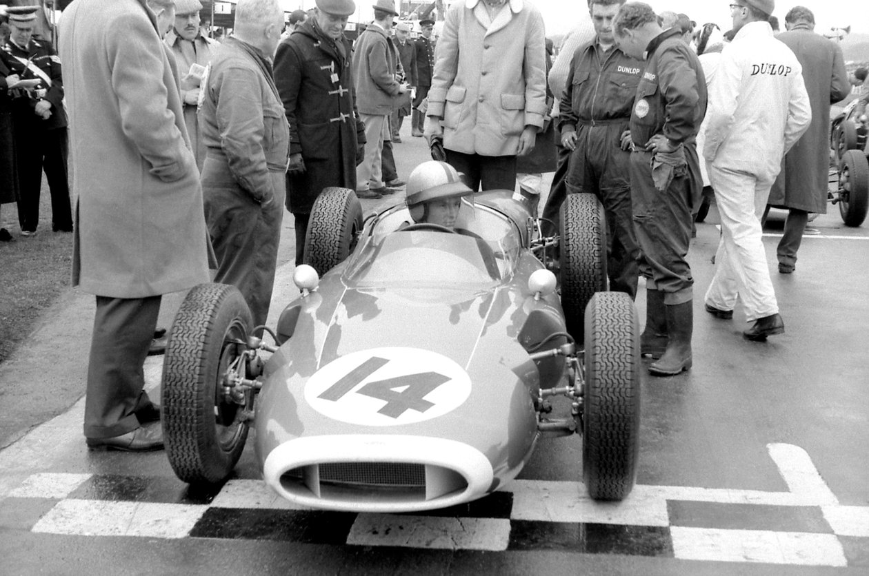 Bruce McLaren Tommy Atkinsin soturissa ruudukossa, 1961 tekijältä Unbekannt Unbekannt