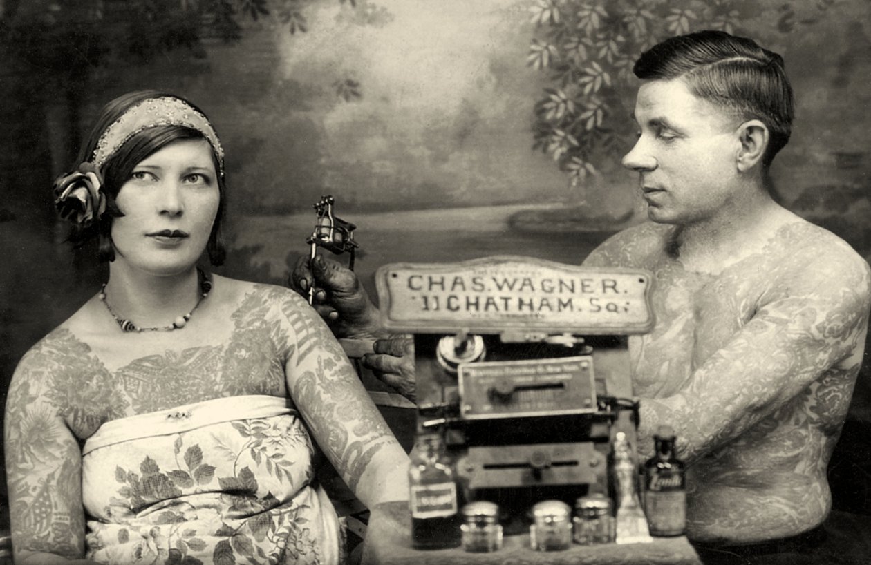 Charles Wagner tatuoi asiakasta vastikään patentoidulla tatuointikoneella. noin 1905 tekijältä Unbekannt Unbekannt