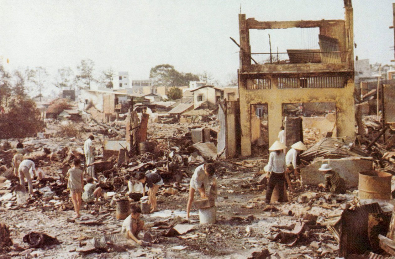 Siviilit lajittelevat kotiensa rauniot Cholonissa, Saigonin voimakkaasti vaurioituneessa kiinalaisessa osassa, Tet Offensive, Vietnam War, 1968 tekijältä Unbekannt Unbekannt