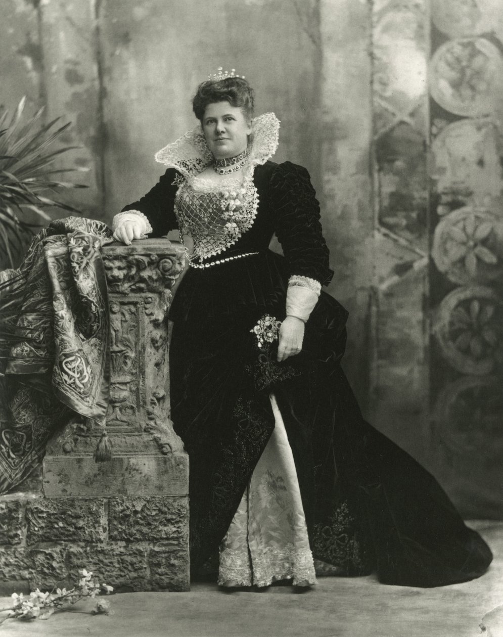 Cornelia Bradley Martin, hahmona Mary Stuart, Skotlannin kuningatar, Bradley-Martin Ball, 1897 tekijältä Unbekannt Unbekannt