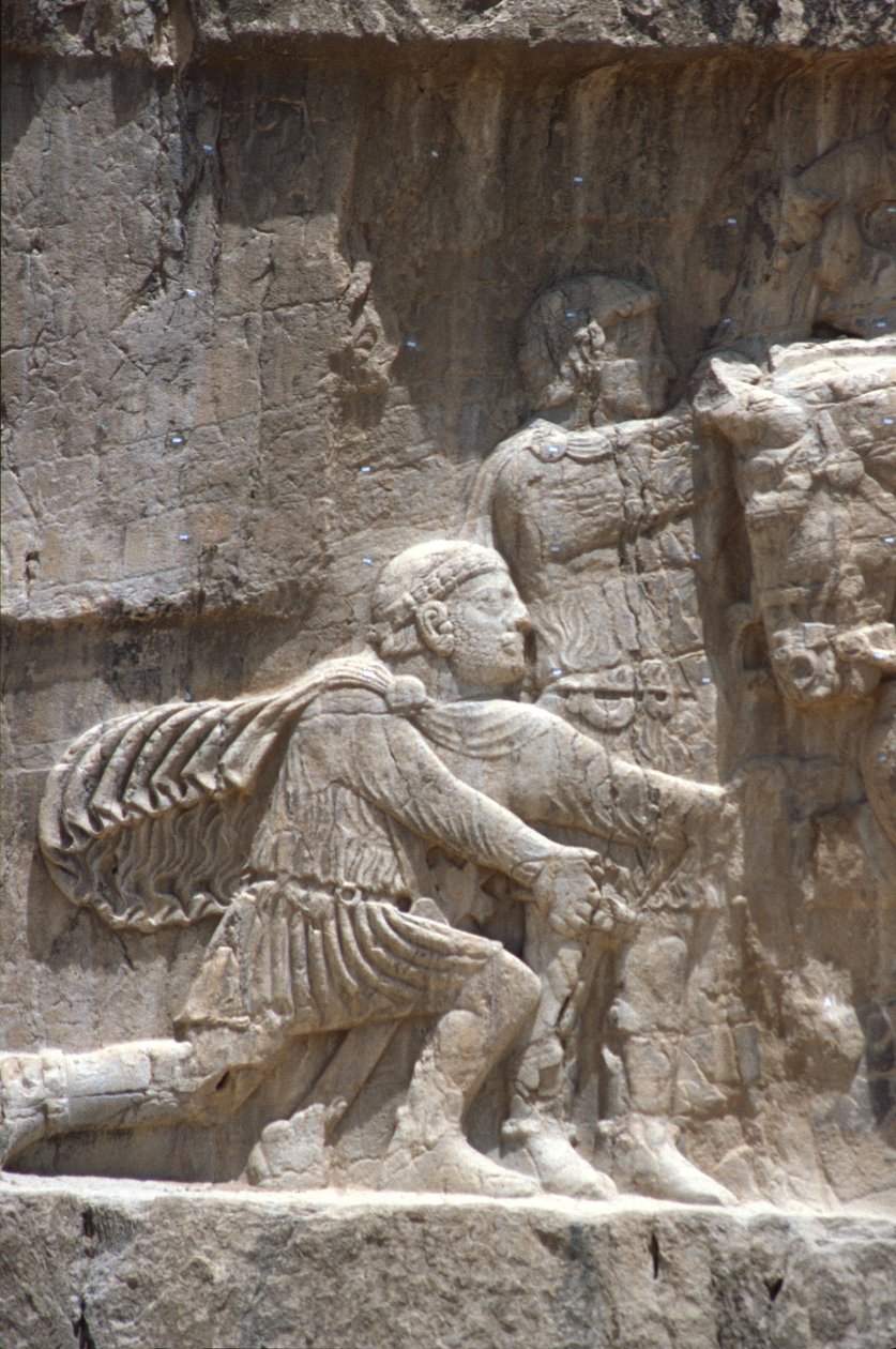 Yksityiskohta Rooman keisarista Filippuksesta arabista, joka polvistuu Shapur II:n, Naqsh-e Rostamin edessä tekijältä Unbekannt Unbekannt