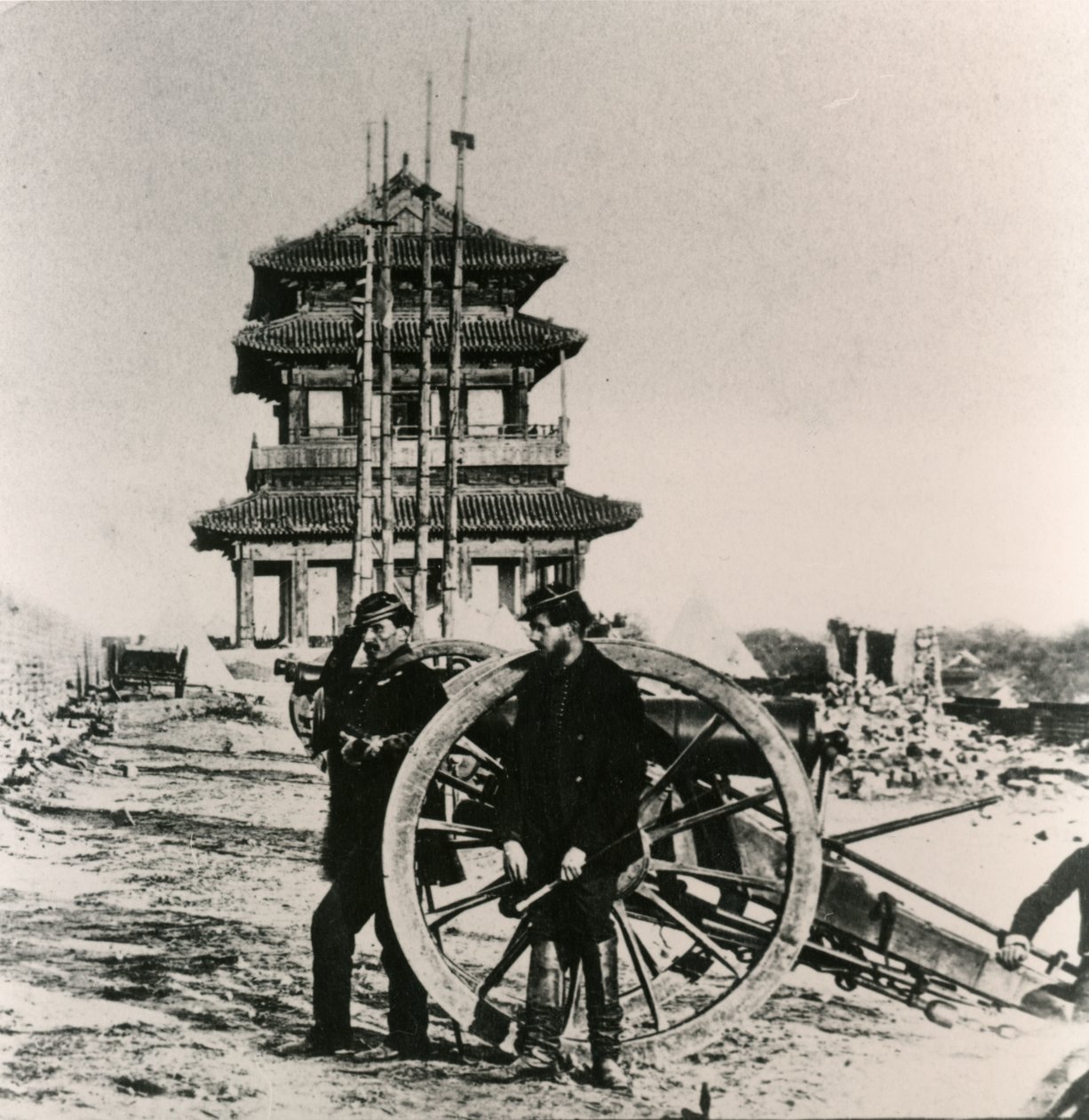 Ranskalaiset sotilaat tykillä Pekingissä englantilais-ranskalaisen retkikunnan aikana Kiinaan, 1860 tekijältä Unbekannt Unbekannt