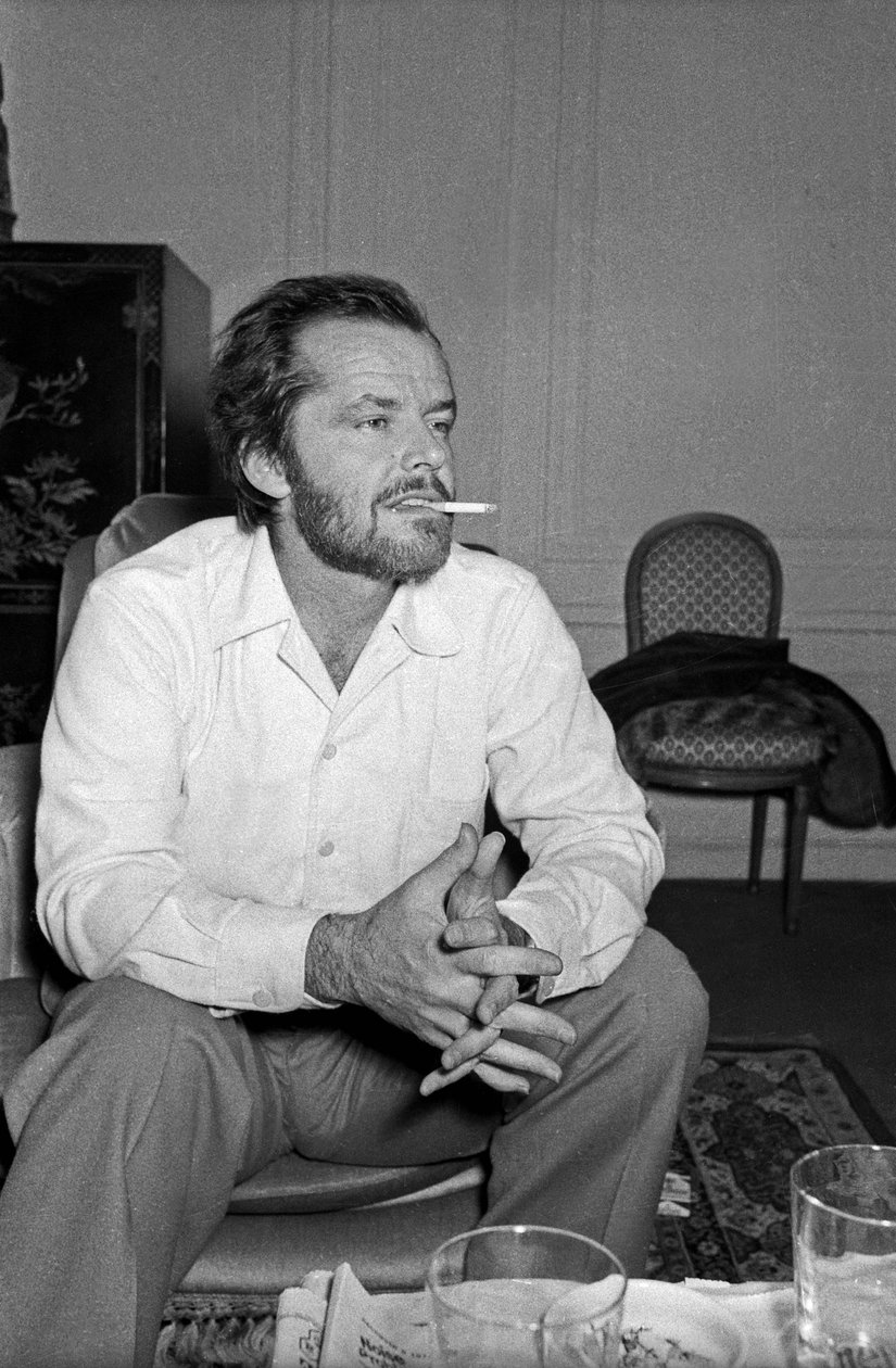 Jack Nicholson vastaamassa toimittajille hotellissaan Pariisissa 9. joulukuuta 1974 tekijältä Unbekannt Unbekannt